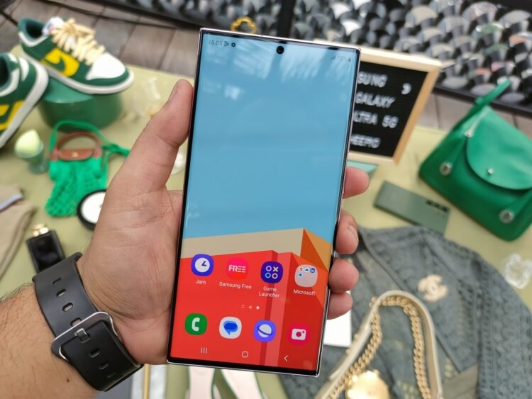 Ilustrasi: Perangkat Samsung Galaxy S23 Ultra. Menurut DxOMark, Galaxy S23 Ultra menempati peringkat ke-6 di peringkat global untuk masa pakai baterai.
